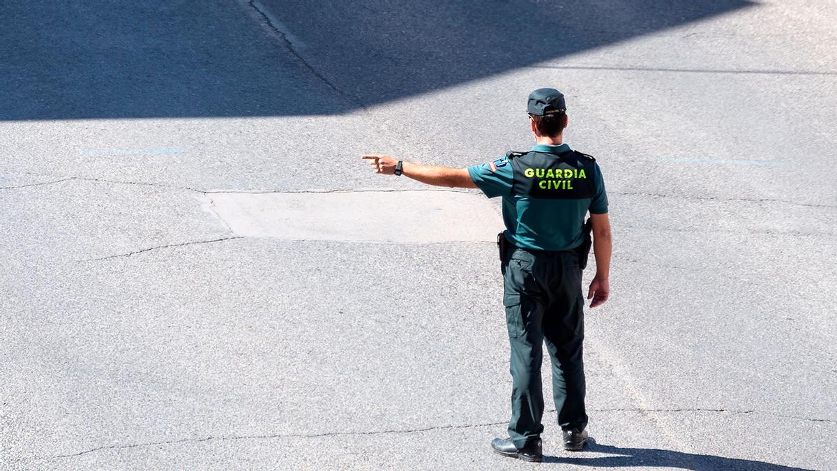 La Guardia Civil extrema ya la vigilancia en los parabrisas coche: sanciones de 200 euros