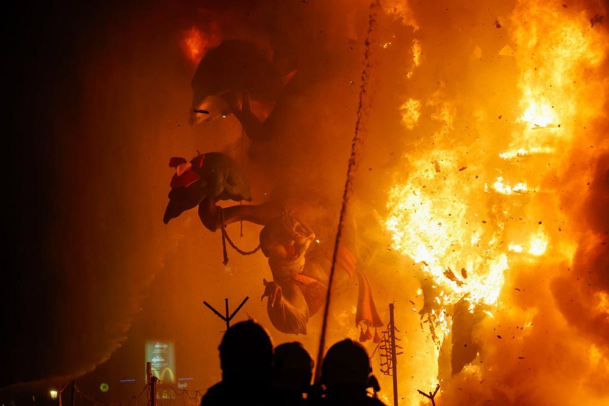 La Cremà de la falla municipal de València, en imágenes