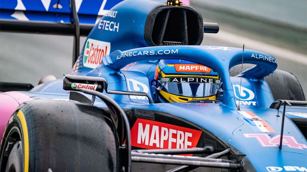 Alonso, con el Alpine A522 en versión azul, durante los test en Barcelona