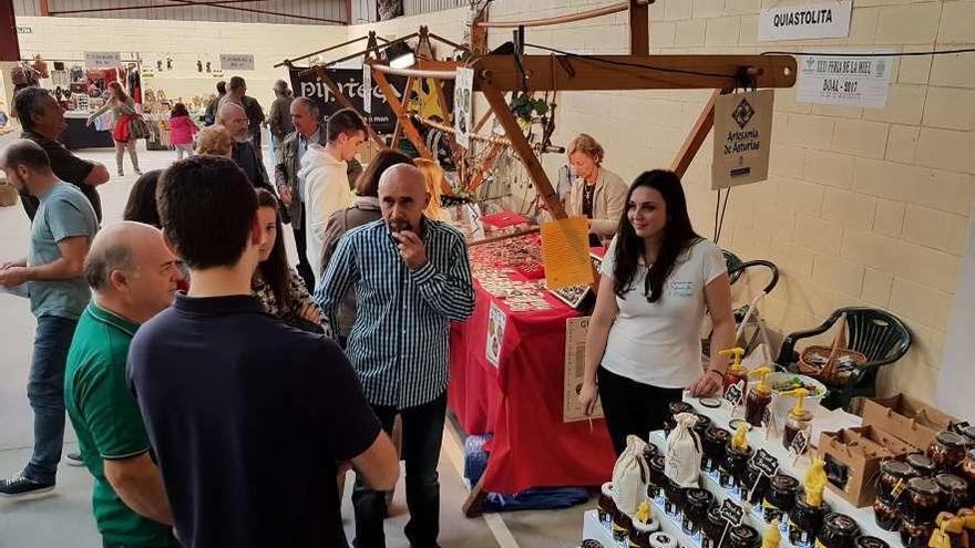 Expositores y asistentes a la Feria de la miel de Boal, el pasado año.