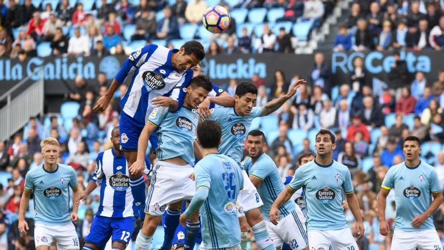 Jugadores de Celta y Deportivo se disputan un balón. // C. Pardellas