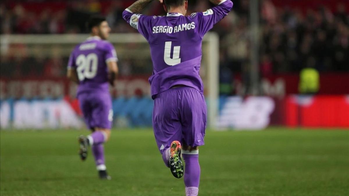 Sergio Ramos se señala su dorsal en la celebración de su gol, el del empate a tres
