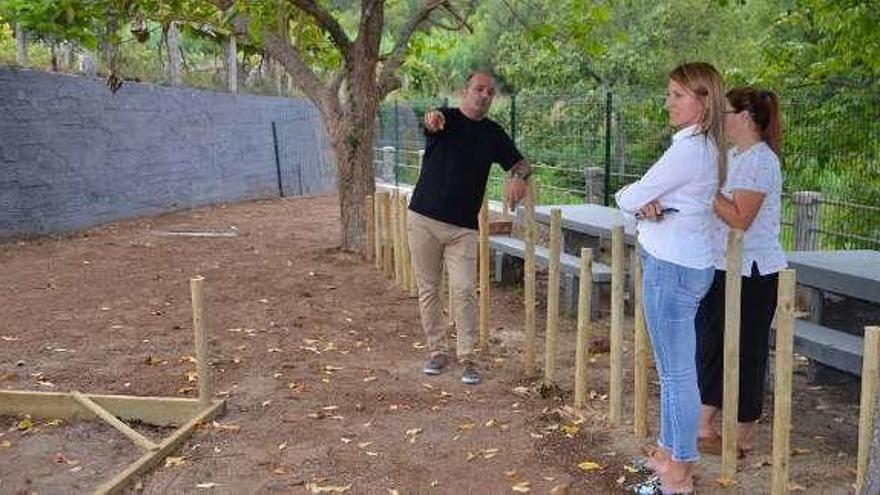 La alcaldesa, Castiñeira, supervisa las obras en Barreiro. // D.B.M.