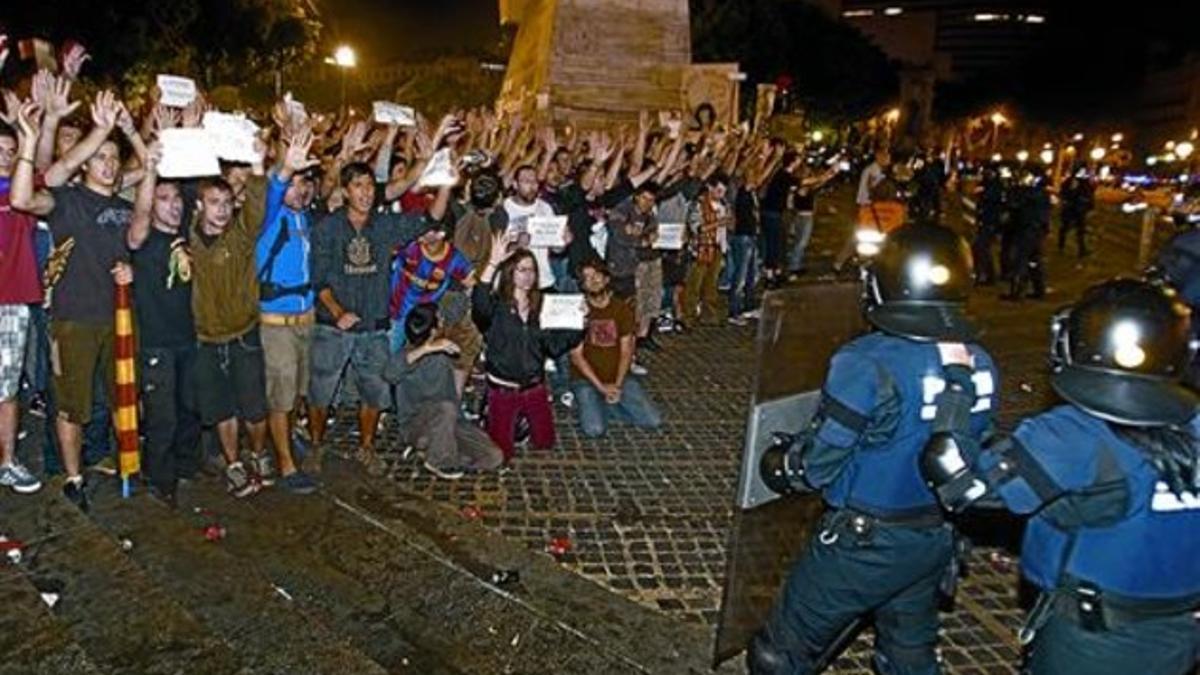 Un grupo de acampados rodean una parte de la plaza de Catalunya la madrugada del domingo.