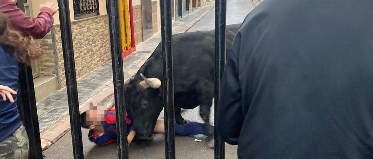 Imagen captada por un aficionado de la grave cogida sufrido por un joven de Onda en el último toro de las fiestas de Nules.