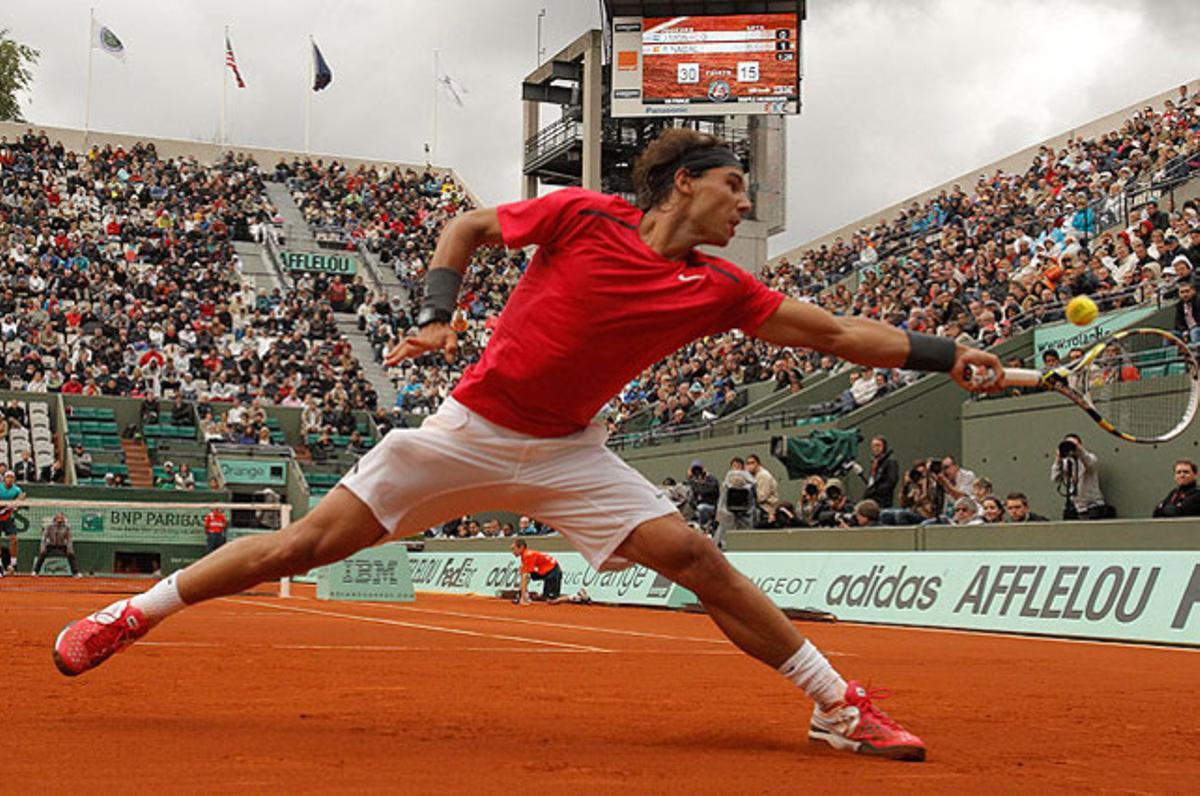 Rafael Nadal torna una pilota a l’argentí Juan Mónaco, durant el partit de vuitens del Roland Garros, a París.