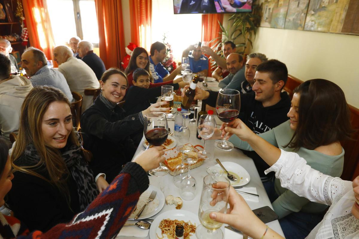 Varios vecinos de Argente celebrando el premio de la Lotería de Navidad repartido en su localidad