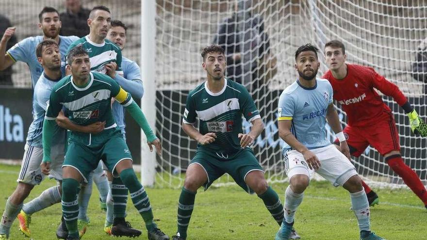 Una jugada del último derbi disputado por el Celta B y el Coruxo en el campo de Barreiro la temporada pasada. // Ricardo Grobas