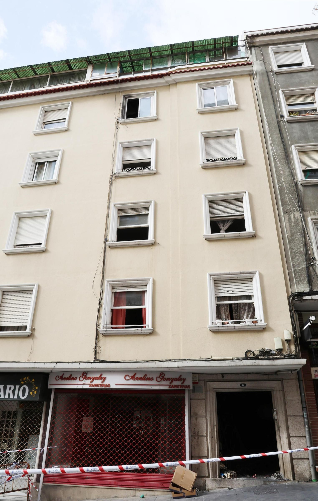Los vecinos vuelven al edificio incendiado en Vigo a por sus pertenencias