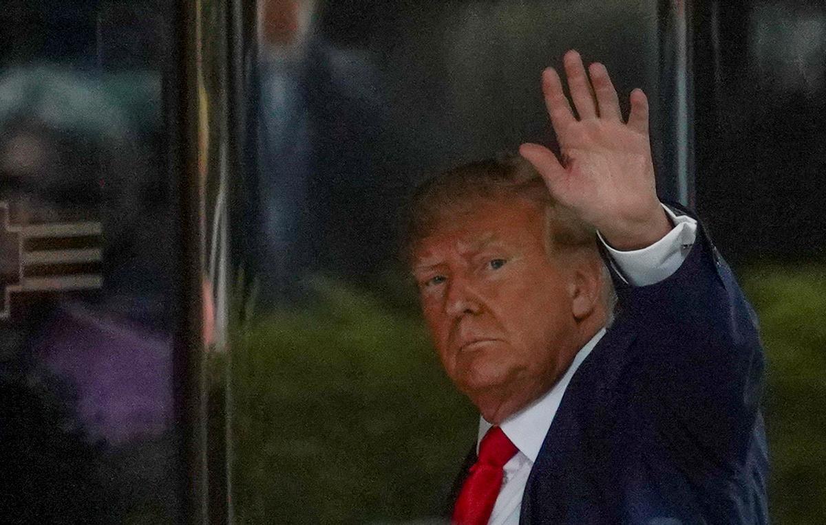 Donald Trump viaja a Nueva York, donde mañana comparecerá ante un tribunal