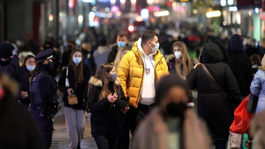 Viandantes en una calle comercial de Dortmund (Alemania).