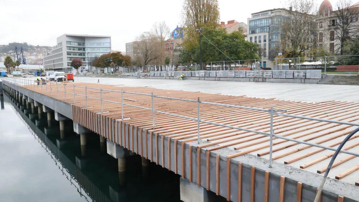 Trabajos de acondicionamiento en un tramo de Paseo das Avenidas.   | // ALBA VILLAR