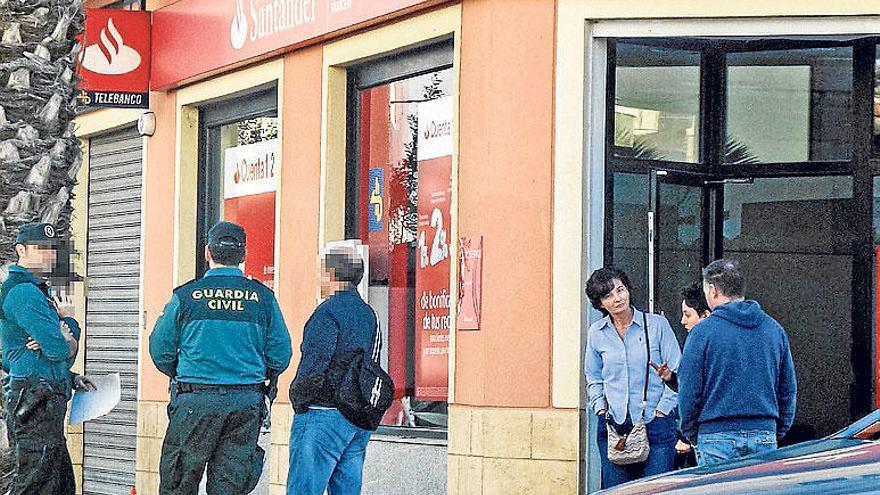 Cierran por los desperfectos el banco asaltado con explosivos