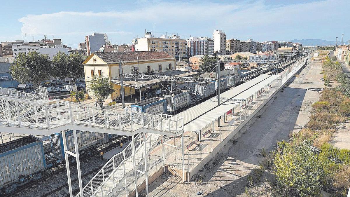 El soterramiento de la vía supondría la supresión de una barrera que dificulta el crecimiento urbano hacia el este.