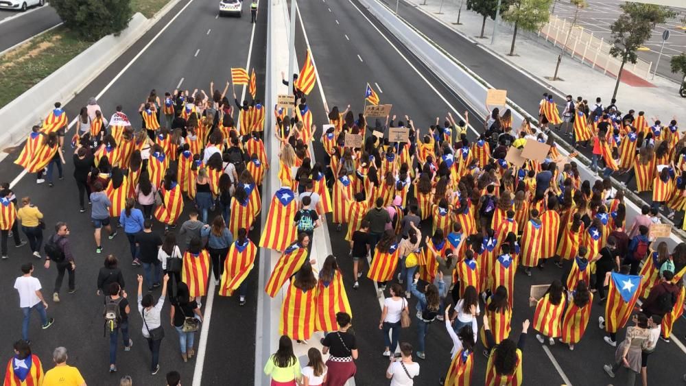 Els joves lideren la manifestació de la tarda a Figueres per la vaga general.