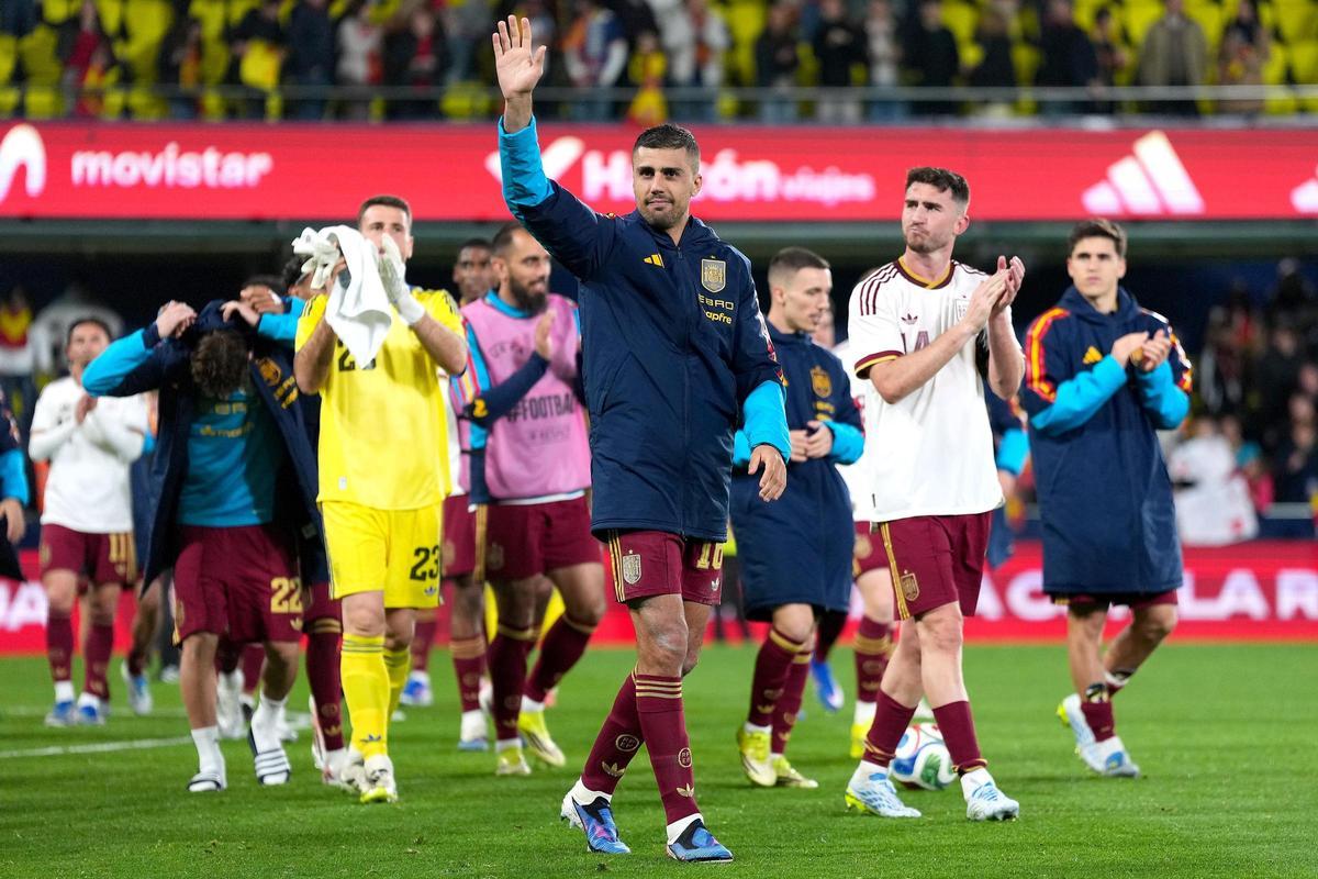 Rodrigo Hernández saludando a los aficionados a la conclusión del encuentro