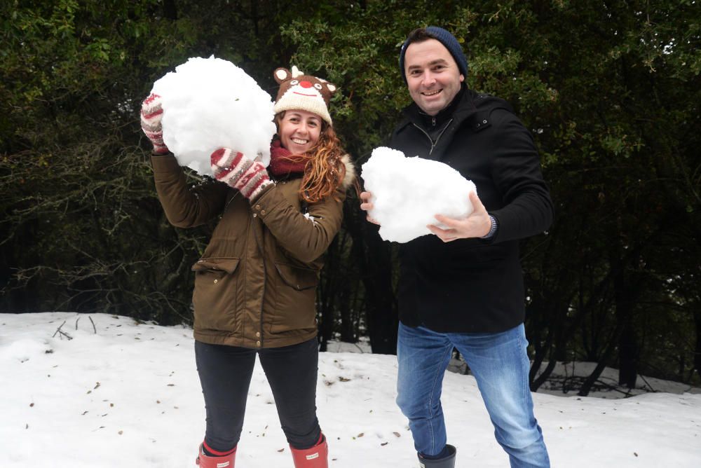 Los mallorquines salen a jugar con la nieve