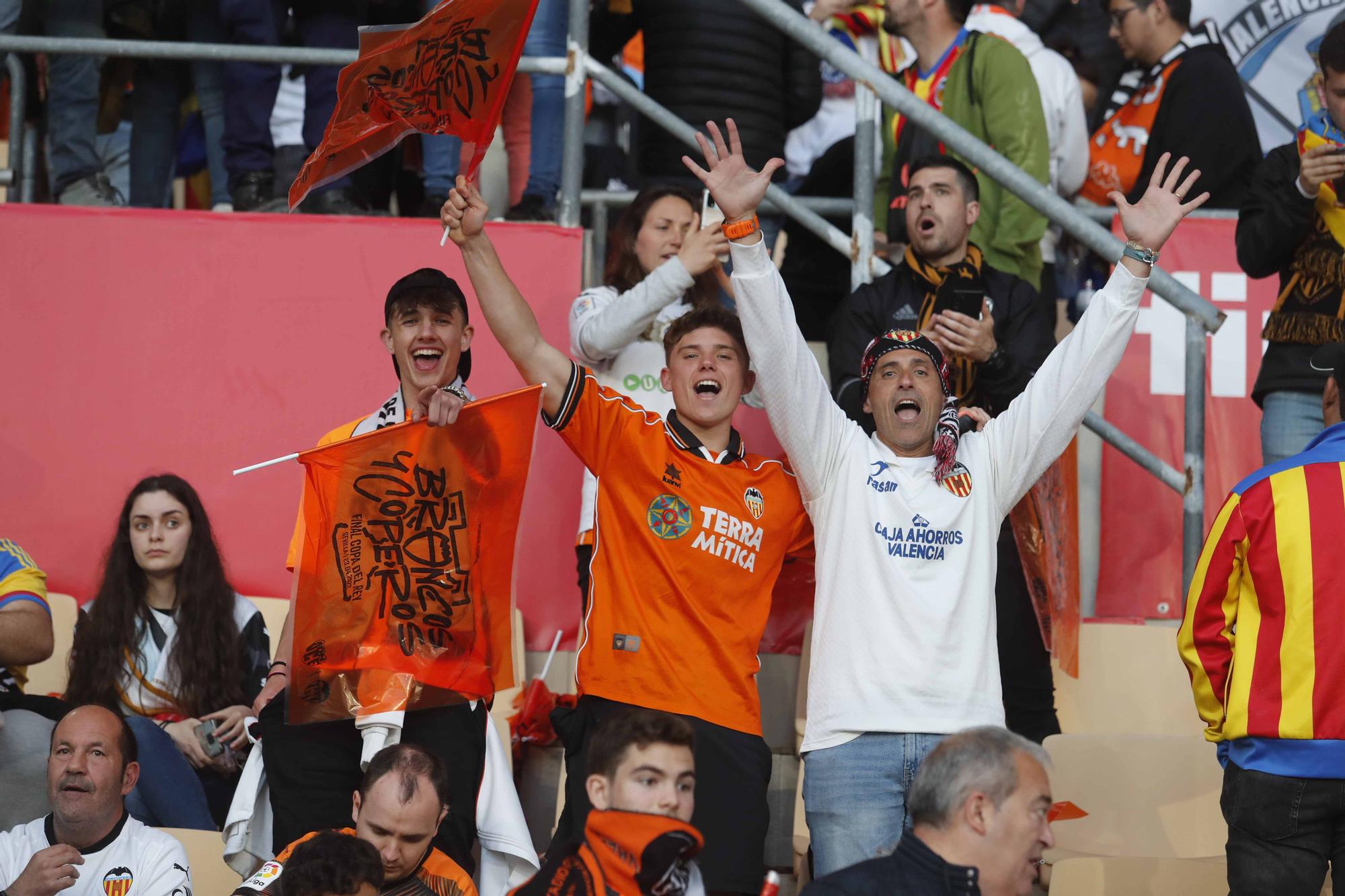 La afición valencianista llena de color el estadio de La cartuja