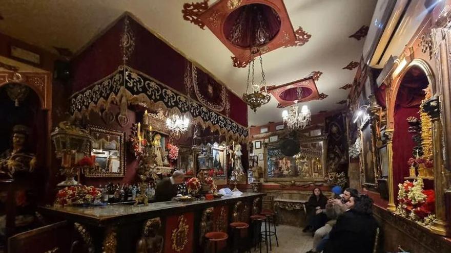 El bar-capilla de Sevilla repleto de vírgenes, palios y su propia 'sangre de Cristo': "La duquesa de Alba era una de sus clientes más fieles"