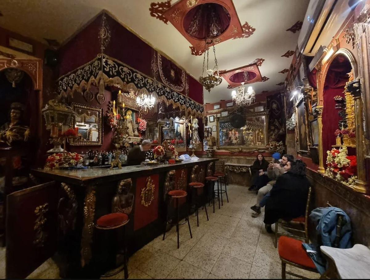 El Garlochí, el bar de Sevilla con toda la esencia de la Semana Santa sevillana