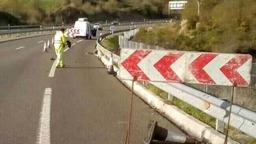 Un trabajador retira los conos de un corte de carril en la autovía de Grado.