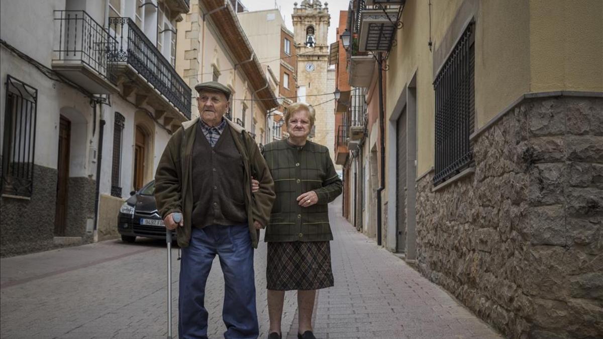 Tomás Ferrer y Nieves Gralla pasean por la calle de Albocàsser, bombardeada en 1938.