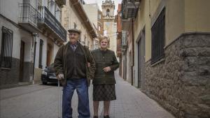 Tomás Ferrer y Nieves Gralla pasean por la calle de Albocàsser, bombardeada en 1938.