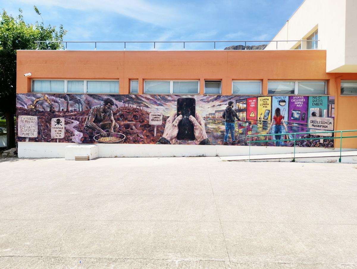 Las imágenes de la creación del mural reivindicativo en el IES Clara Hammerl