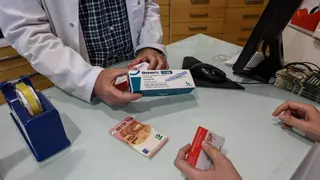Una tesis de la Universidad de Alicante alerta de los peligros de automedicarse en la era del "doctor Chat GPT" y de los influencers