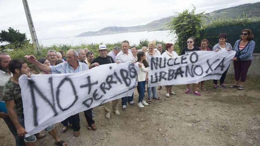 Vecinos del Portiño de Suevos durante una concentración la semana pasada.