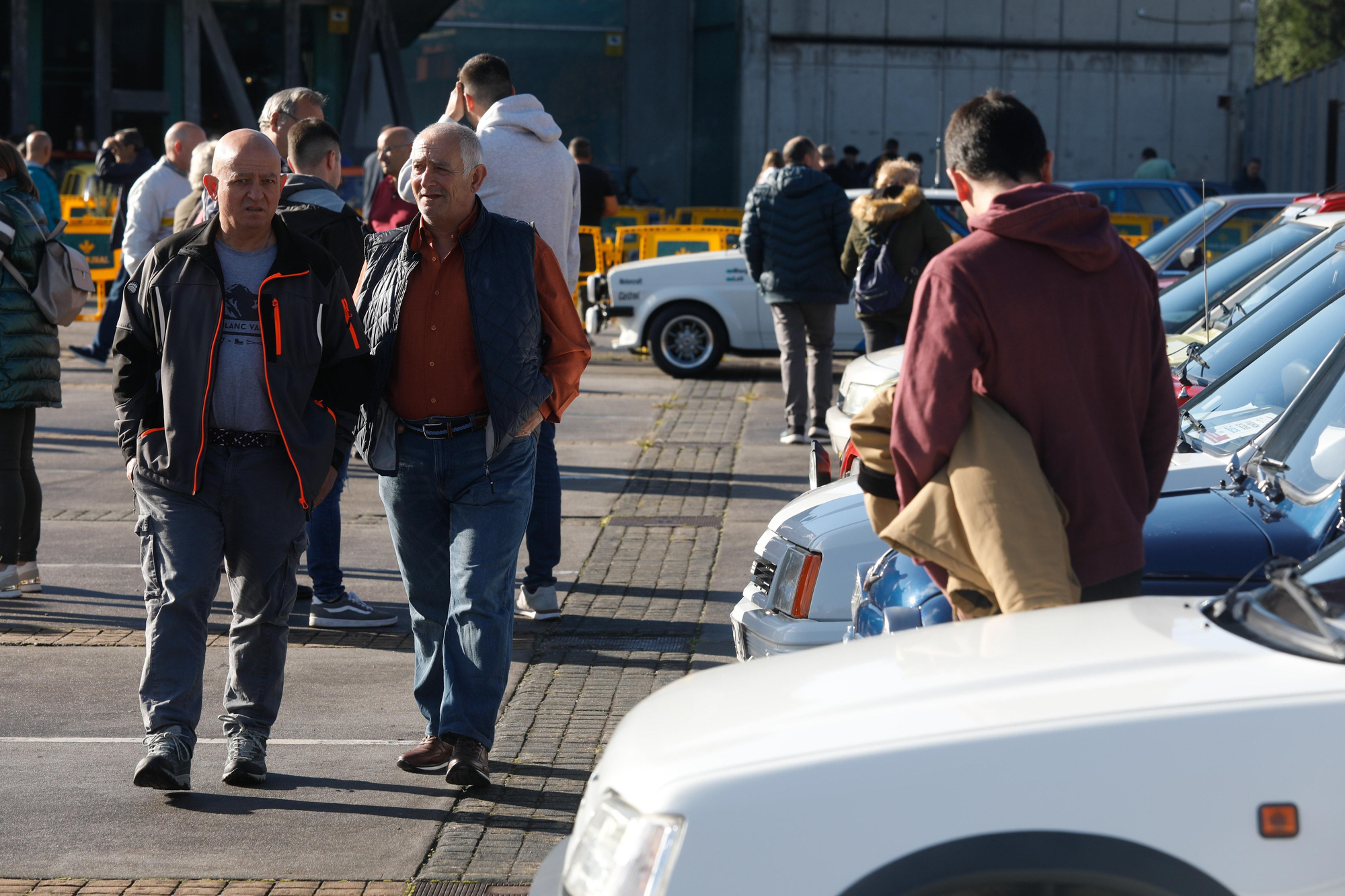 Los coches clásicos deslumbran en La Magdalena