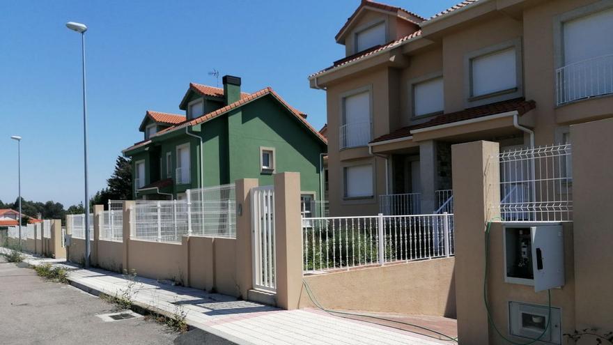 Dos de las viviendas de la urbanización de Pazos, propiedad de Abanca. | // LA OPINIÓN