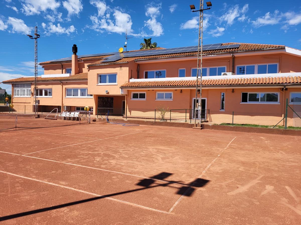 La Plana Sport cuenta con 12 pistas de tenis de tierra batida.