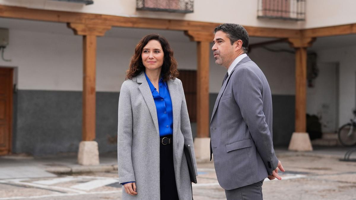 La presidenta de la Comunidad de Madrid, Isabel Díaz Ayuso, con el alcalde de Valdemoro, David Conde.