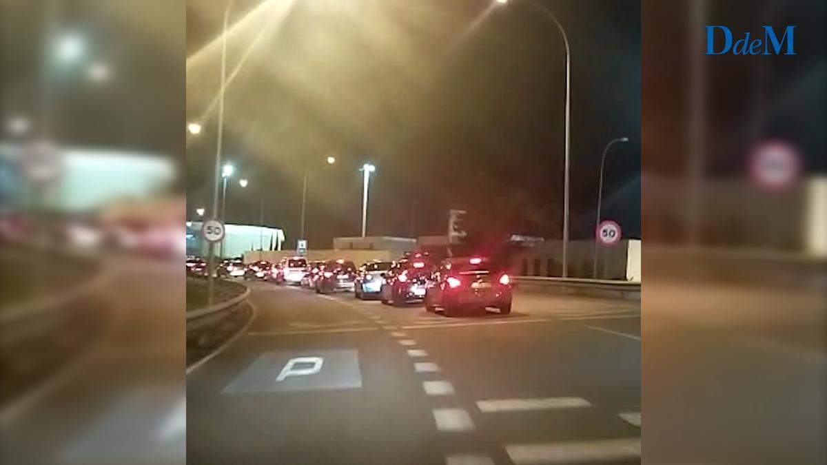 VÍDEO | Así son los enormes atascos en el acceso del aeropuerto de Palma