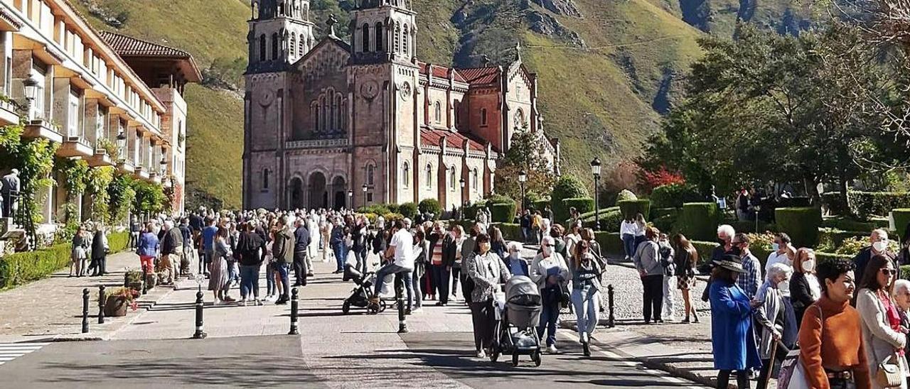 Numerosos visitantes, ayer, en la explanada de la basílica de Covadonga. | J. M. C.