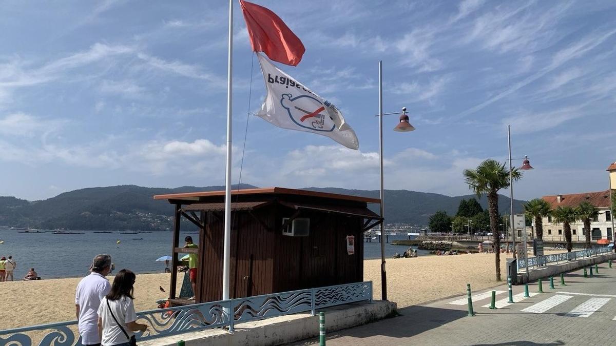La playa de Arealonga en Chapela, con la bandera roja izada.