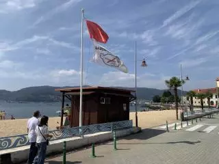 La playa de Arealonga, en Chapela, iza la bandera roja por contaminación