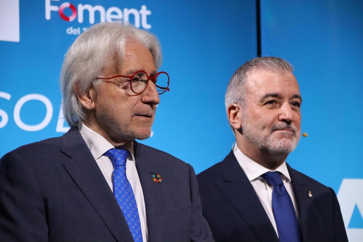 El presidente de Foment del Treball, Josep Sánchez Llibre, y el alcalde de Barcelona, Jaume Collboni, antes del diálogo organizado por la organización empresarial.