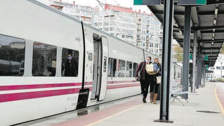 Andén casi vacío en la salida del Alvia de Vigo a Madrid, ayer.