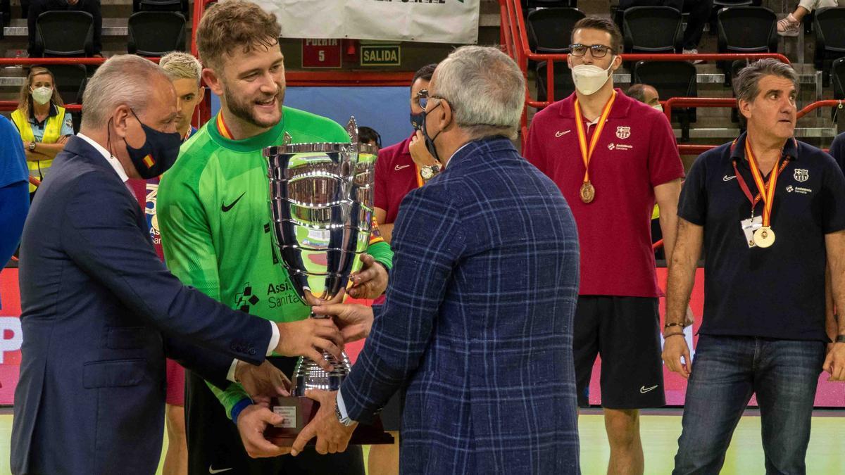 Paco Blázquez y Alejandro Blanco entregan la Supercopa a Gonzalo