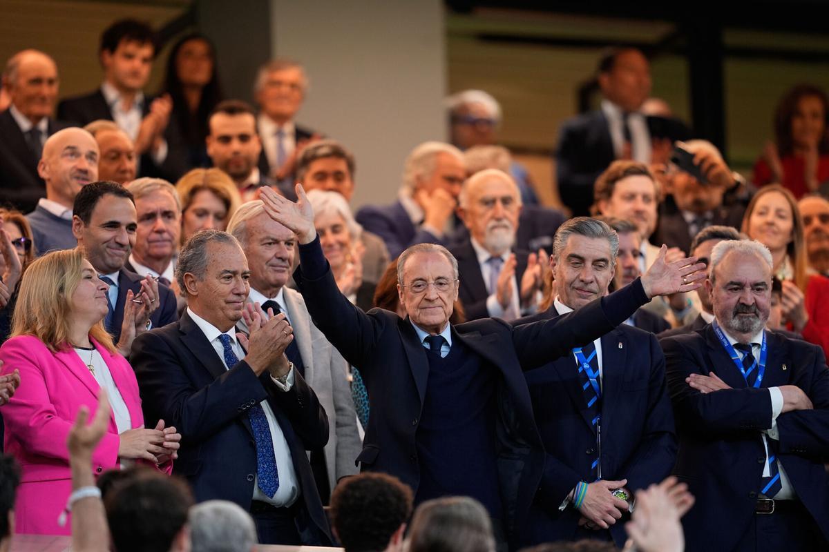 Florentino Perez, presidente del Real Madrid, saluda desde el palco del Bernabéu en los prolegómenos del Real Madrid - Oviedo de LaLiga 2025/26