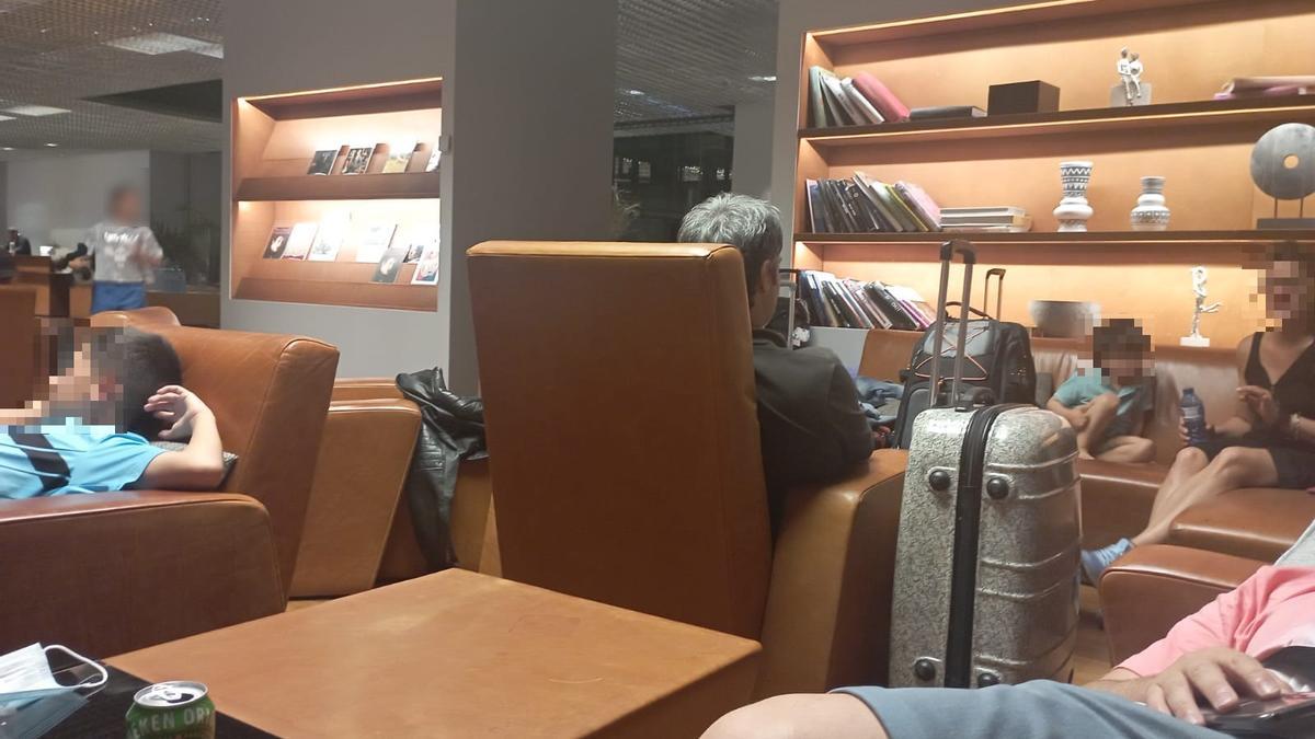 Zaragozanos durmiendo en el hall de un hotel de Barcelona después de que se cancelara su vuelo a Menorca.
