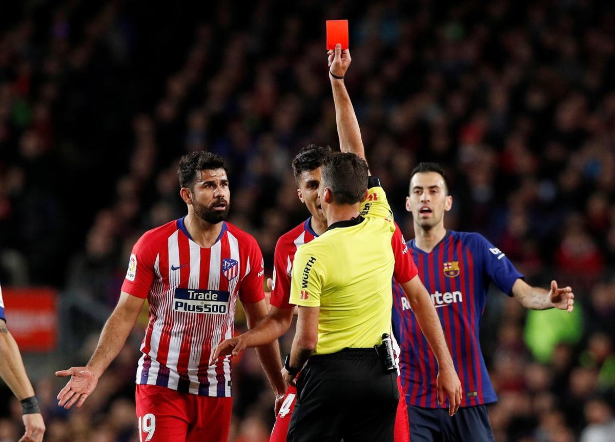 Soccer Football - La Liga Santander - FC Barcelona v Atletico Madrid - Camp Nou, Barcelona, Spain - April 6, 2019   Atletico Madrid’s Diego Costa is shown a red card by referee Jesus Gil Manzano              REUTERS/Albert Gea