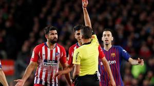 Soccer Football - La Liga Santander - FC Barcelona v Atletico Madrid - Camp Nou, Barcelona, Spain - April 6, 2019   Atletico Madrid’s Diego Costa is shown a red card by referee Jesus Gil Manzano              REUTERS/Albert Gea
