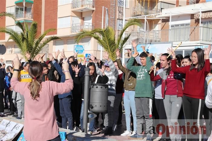 Un 'SOS' gigante para el Mar Menor formado por escolares en Villananitos