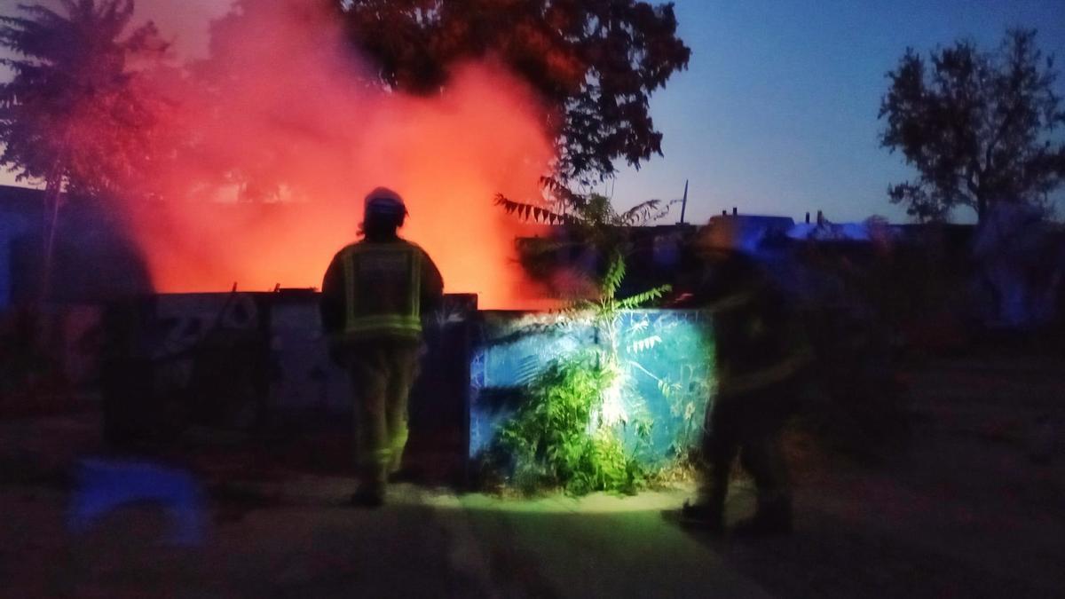 Los bomberos trabajan en el conato de incendio en la carretera de Olivenza.