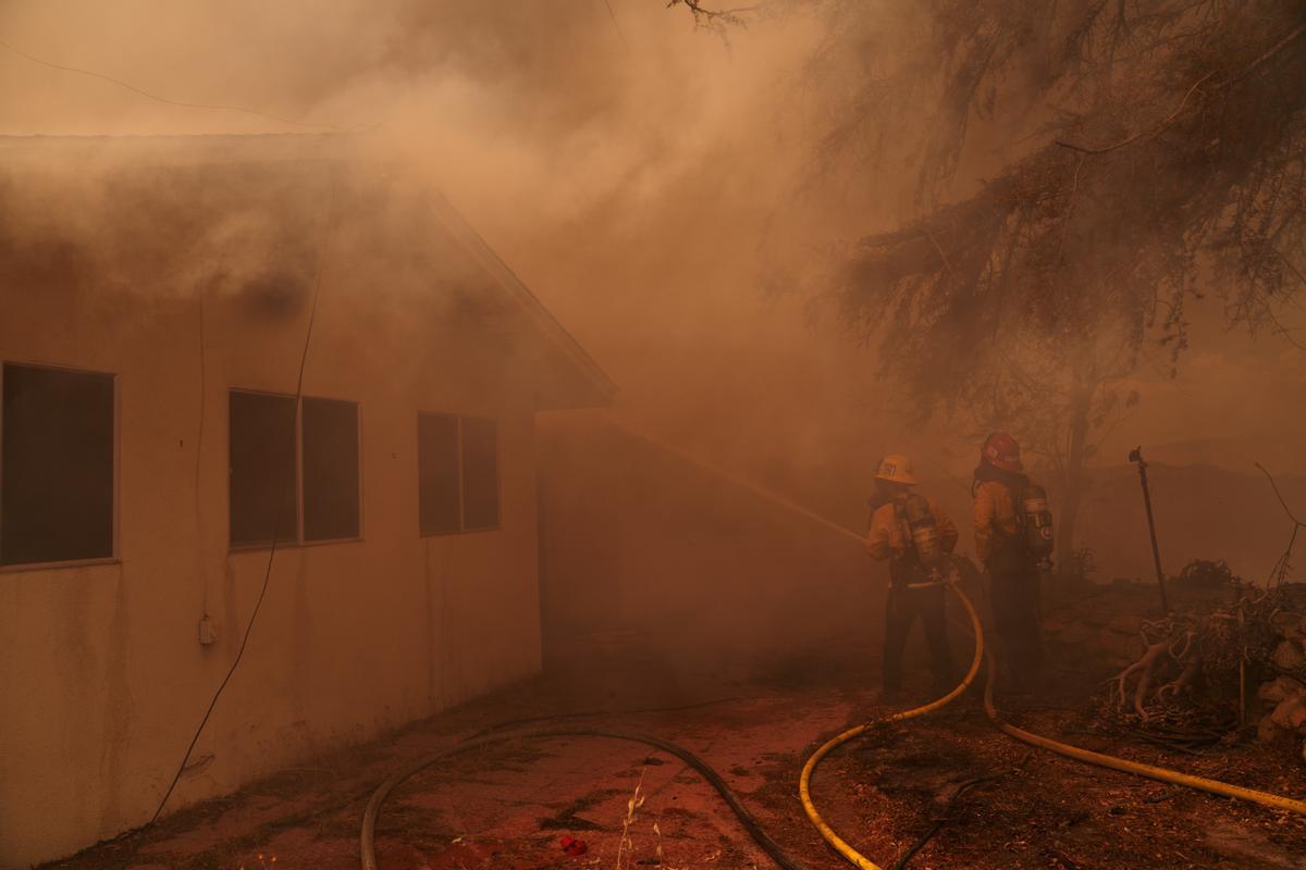 Lucha sin tregua contra el fuego en Hemet (California)