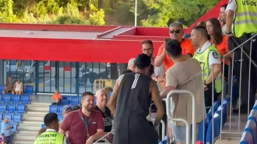 Raphinha se hizo fotos con los aficionados en el partido del femenino