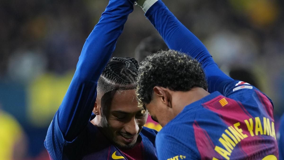Raphinha y Lamine, durante el triunfo del Barça en La Cerámica.